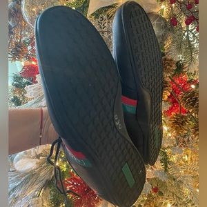 This shows haven’t been worn and they’re brand new